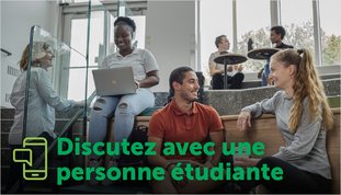 Personnes étudiantes discutant à la cafétéria de l'École de gestion