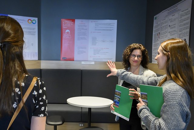 Pre Manon Ghislaine Guillemette qui discute avec une étudiante à l'occasion du concours d'affiches scientifiques