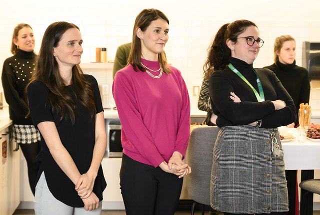 Les professeures Elodie Massa et Gabrielle Patry-Beaudoin ainsi qu'une étudiante lors du cocktail de la recherche