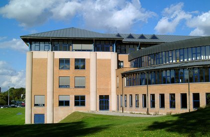 Bâtiment extérieur de l'École Pratique des Hautes Études Commerciales (EPHEC)