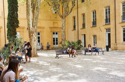 Bâtiment extérieur de l'Institut de Management Public et Gouvernance Territoriale d'Aix-Marseille