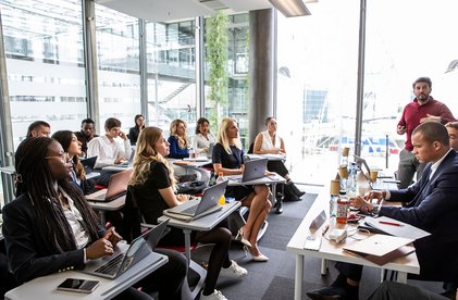 Un groupe de personnes à l'International Management School Geneva