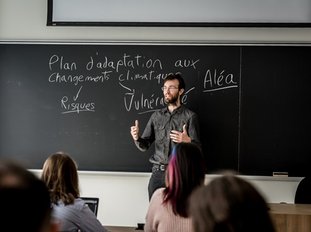 enseignant devant la classe