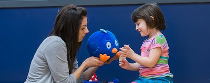 Photo d'une étudiante et d'une jeune fille en discussion