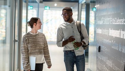 étudiants qui marchent au E1