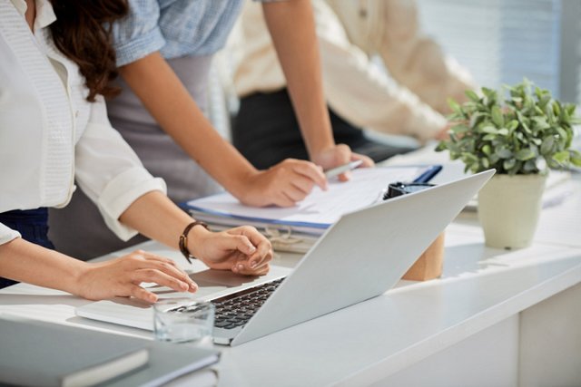 Photo stock, travail d'équipe devant un ordinateur