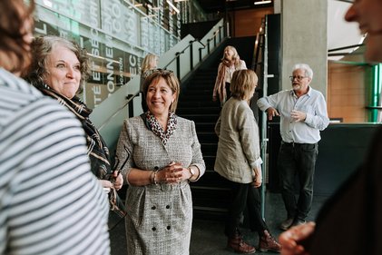 Personnes qui discutent devant un escalier