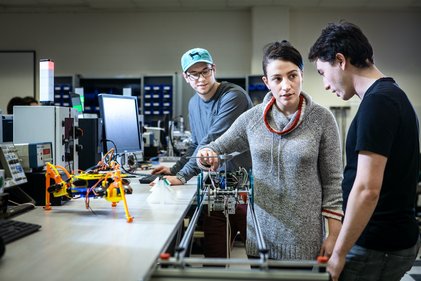 Une enseignante explique à un étudiant dans un laboratoire