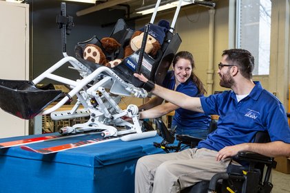 Deux étudiants discutent auprès d'un prototype