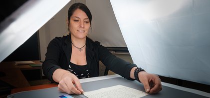 Sonia Blouin, doctorante en histoire, numérise des documents tirés des archives de Voltaire