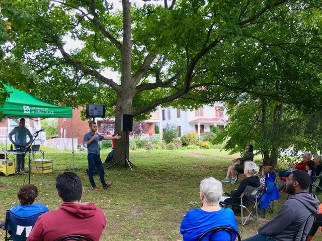 Photo d'une conférence en plein air