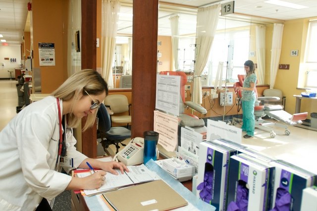 Photo d'une infirmière qui regarde le dossier d'un patient.