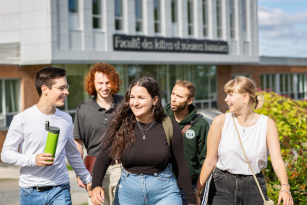 Étudiants devant la Faculté des lettres et sciences humaines