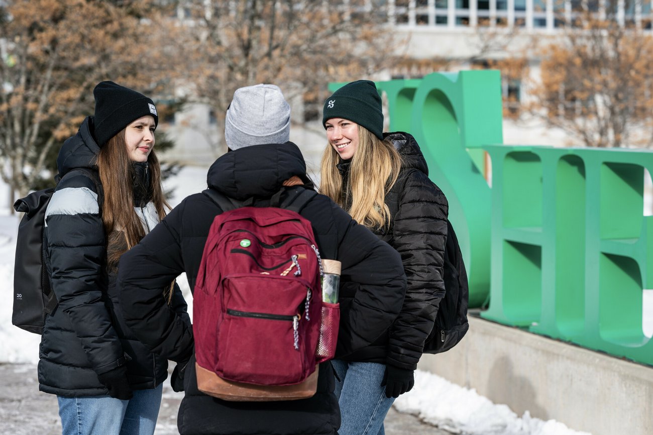 Étudiantes à l'extérieur sur le campus en hiver