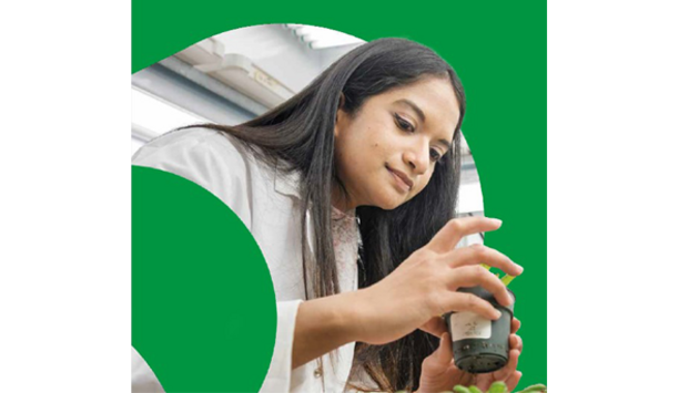 étudiante travaillant dans les serres