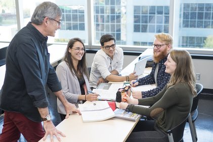 Professeur qui parle avec des étudiants