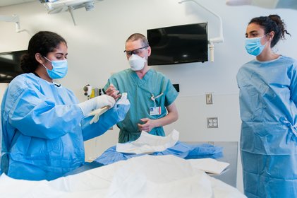 Étudiants en médecine lors d’un cours pratique