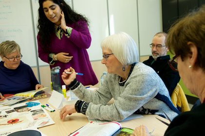 Étudiante en réadaptation avec un groupe de personnes agées