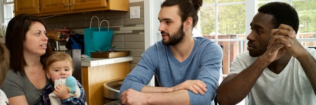 Deux étudiants en médecine visite une jeune famille à leur domicile