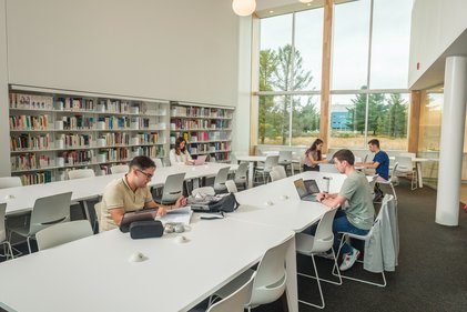 Vue intérieure de la bibliothèque