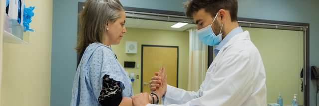 Étudiant en médecine avec une patiente