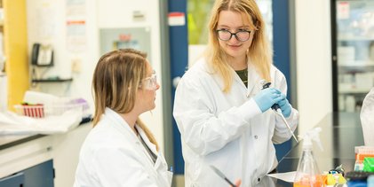 Étudiantes au programme d’études supérieures en biochimie