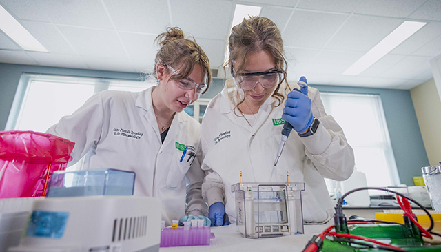 Personnes étudiantes dans un laboratoire de Phamacologie