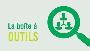 Titre La boîte à outils, avec une loupe et 3 silhouettes dedans.