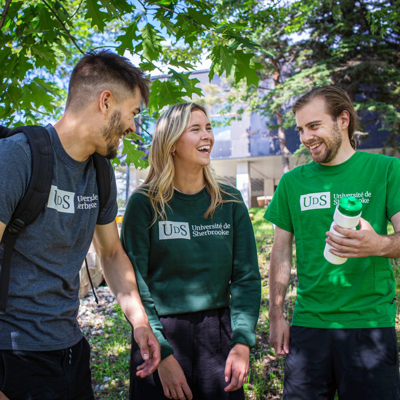 Étudiants qui discutent au Campus principal