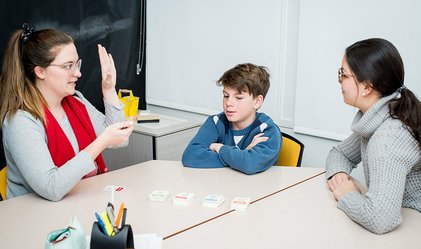 2 stagiaires et un enfant en situation d'apprentissage 