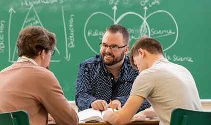 Professeur et ses deux élèves qui discutent