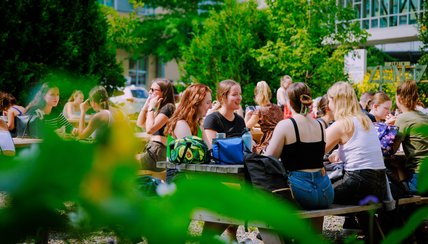 Groupes d’étudiants qui profitent du Jardin Zen-7 durant leur heure de diner