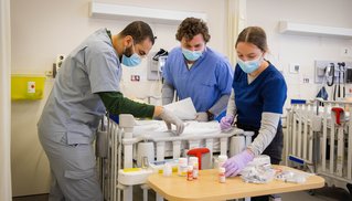 Groupe d’étudiants en sciences infirmières pratiquant des manoeuvres dans le laboratoire de simulation clinique