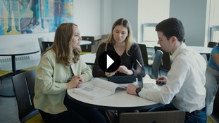 Groupe de 3 personnes étudiantes en médecine qui étudient au café étudiant