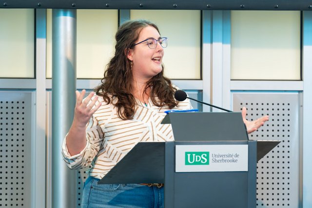 Photo de Florence Deschênes pendant sa présentation.