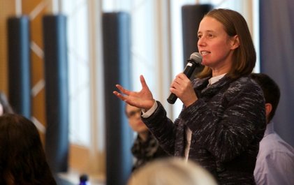 Picture of a woman who speaks with a microphone.