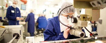 Researcher in front of a microscope