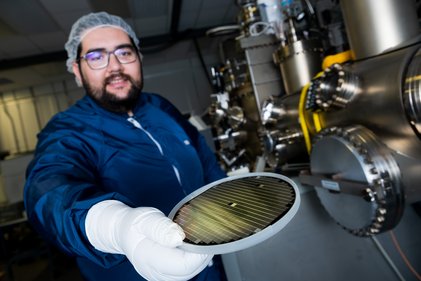 Personne présentant une gaufre de silicium