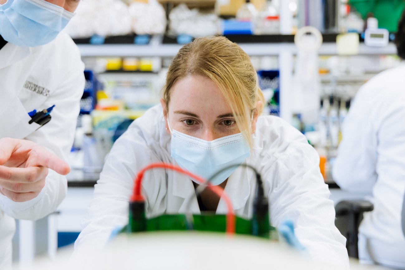 [Translate to English:] A person in a research laboratory