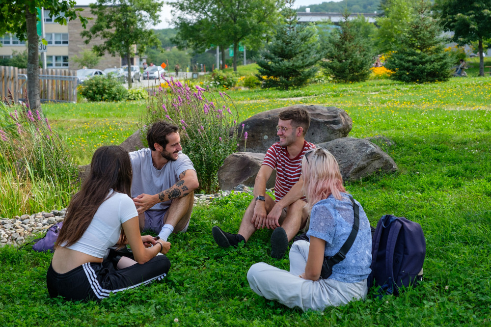 Pour vivre dans un environnement sain, l’UdeS met en avant l’importance du savoir-être et du savoir-vivre. La bienveillance et le respect des personnes sont alors les facteurs clés pour une expérience universitaire réussie.