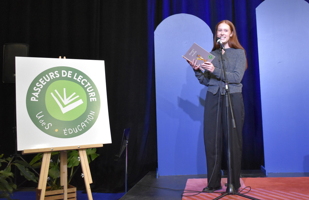 Léonie Villeneuve, étudiante en 3e année au baccalauréat en enseignement au préscolaire et au primaire, lors de la remise des Prix littéraires des Passeurs de lecture au Salon du livre de l’Estrie le vendredi 18 octobre 2024.