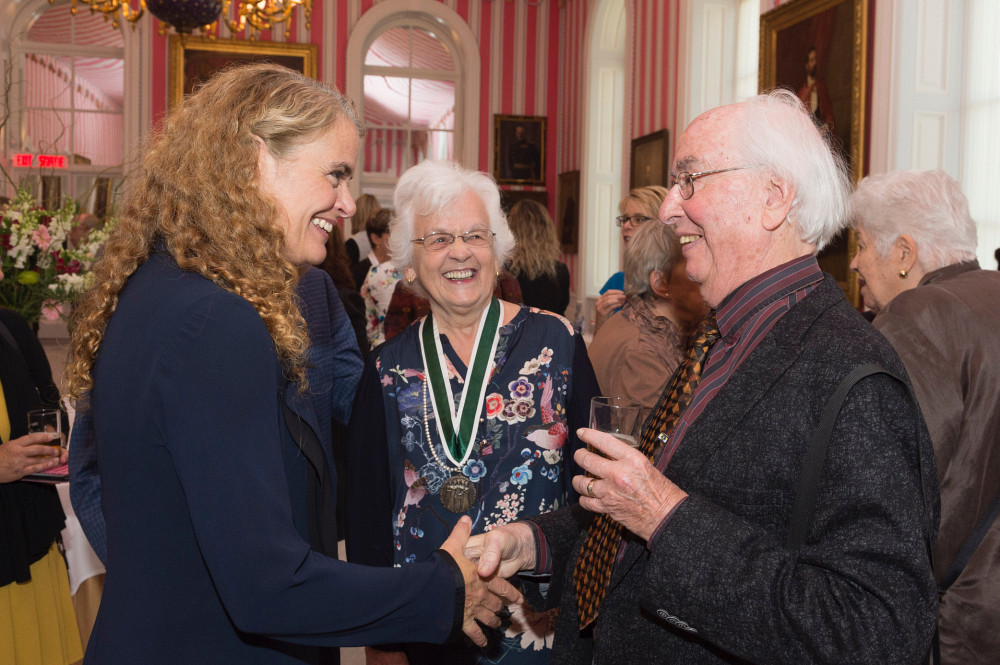 Micheline Dumont et son conjoint, Rodrigue Johnson, en compagnie de la gouverneure générale du Canada, son Excellence la très honorable Julie Payette, lors de la remise des prix le 19 octobre dernier.