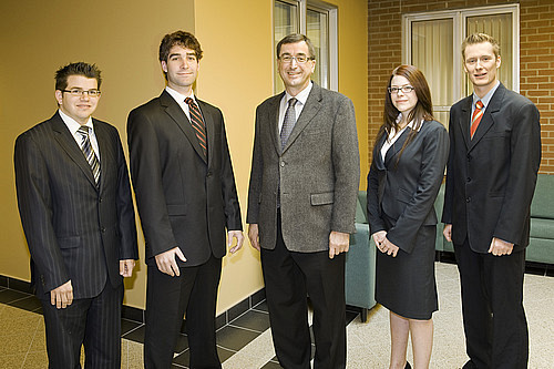 De gauche à droite: Simon Rivest, Simon Lemieux, le professeur Gilles N. Larin, Chloé Landry-Boisvert et François Drouin