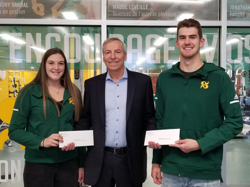 M. Lussier accompagné de ces deux boursiers du Vert &Or lors de la remise des bourses de 2019 pour le recrutement masculin et féminin en volleyball.