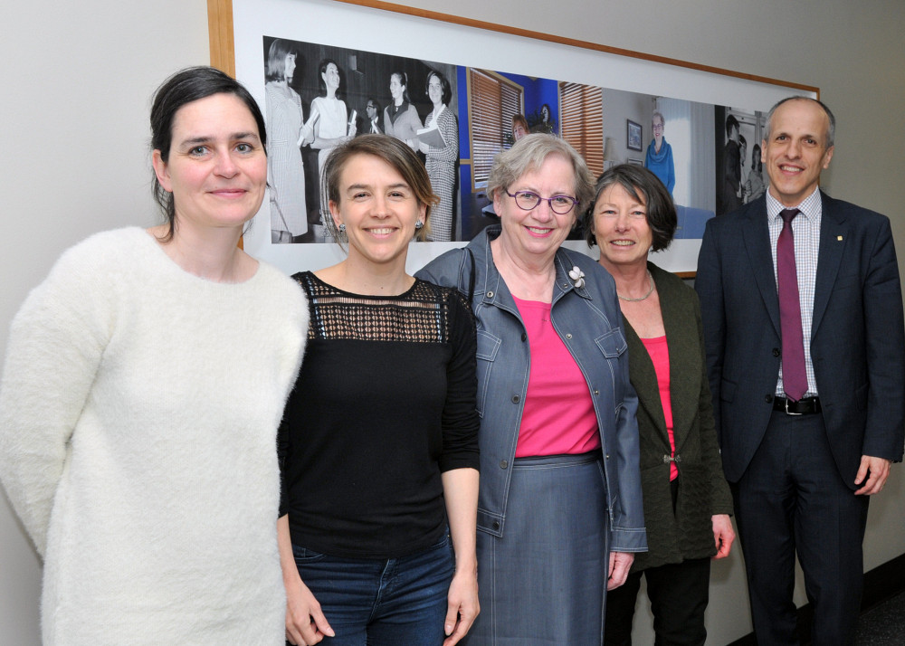 De gauche à droite, Myriam Yates (Longueuil), Josianne Bolduc (Moncton), Dre Chantal Beaudet, Nicole Benoit (Saguenay) et le doyen, Pr Pierre Cossette, posent devant l’œuvre de Geneviève Chevalier (absente de la photo).