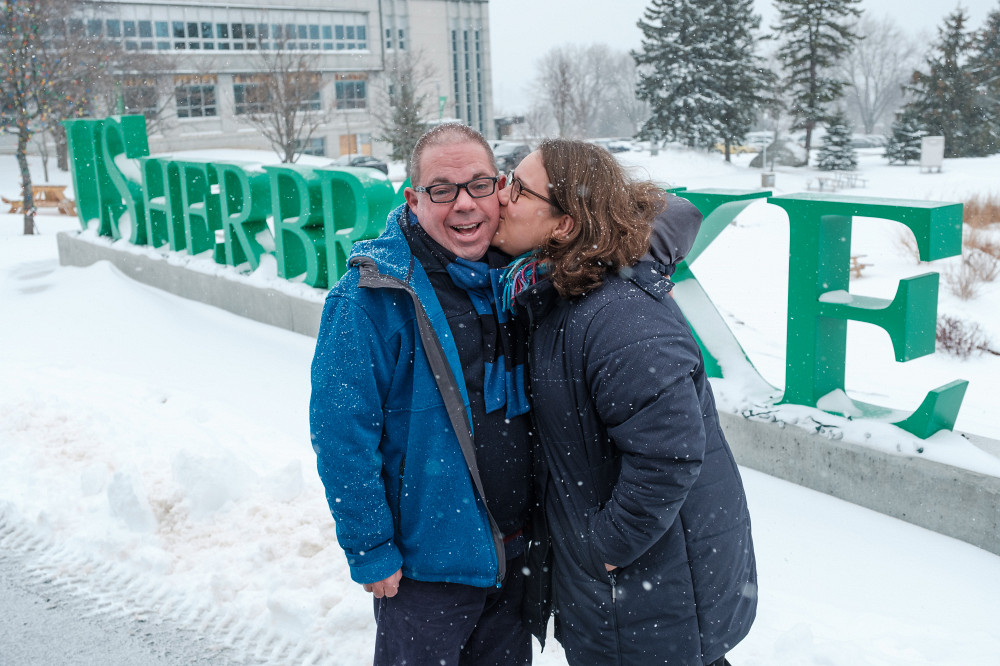 Marc Nadeau et Audrey Pinsonneault-Grenier sur le campus de l'Université de Sherbrooke, là où ils se sont rencontrés.