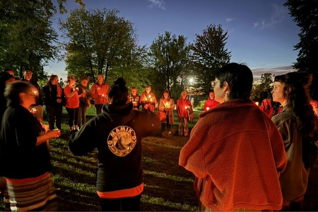 Alice Germain, aînée de Mashteuiatsh et survivante de pensionnat, anime la cérémonie de la veillée aux chandelles en hommage aux survivantes et survivants des pensionnats et à la mémoire des enfants autochtones disparus.