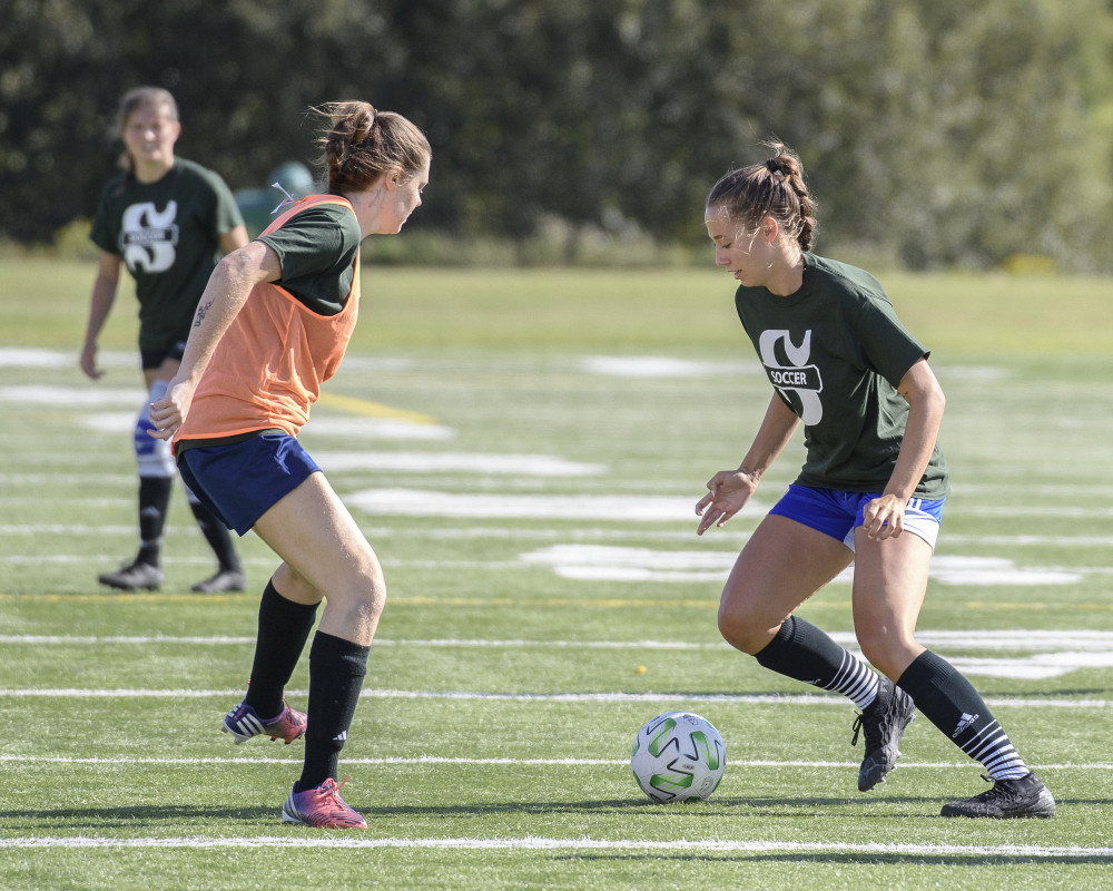 La recrue Kerstin-Delaney O’Meara (en vert) en action au camp de sélection de l'équipe féminine de soccer Vert & Or.