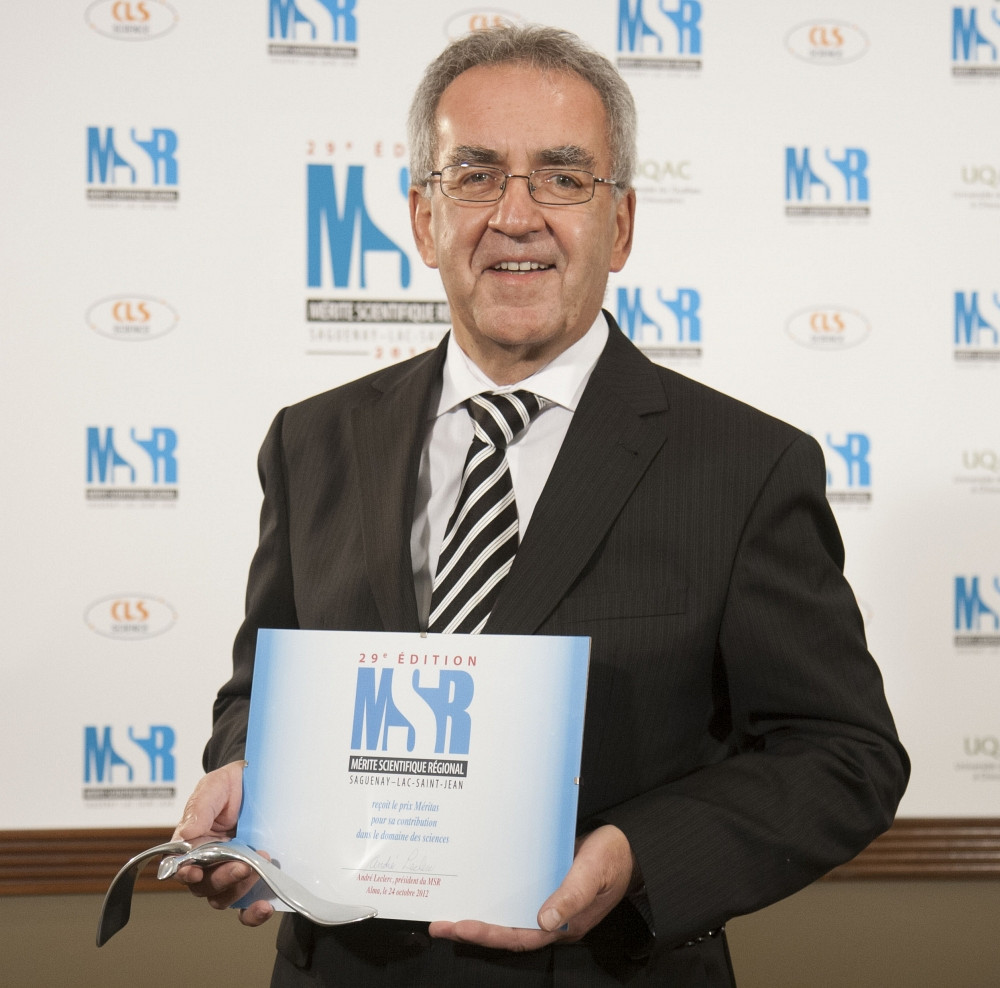 Dr Mauril Gaudreault, doyen associé au Saguenay, recevant le prix Plourde-Gaudreault au nom du Comité de gestion académique du Programme de formation médicale à Saguenay.