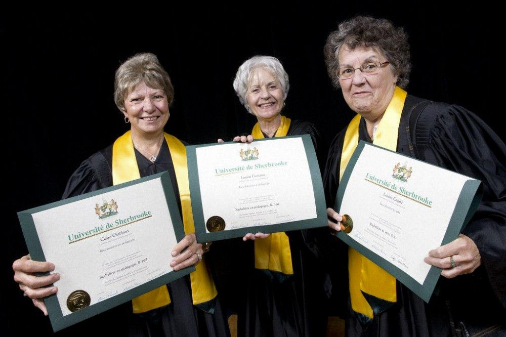 Trois fières diplômées de 1964 nous montrent leur nouveau diplôme : Claire Chalifoux, Louise Fontaine et Louise Gagné.
